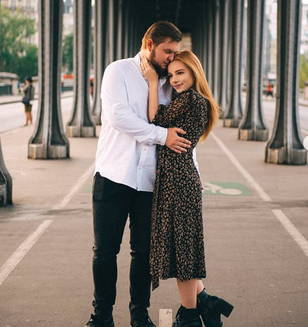 Julia uploads a beautiful picture with her partner on April 17, 2020. 